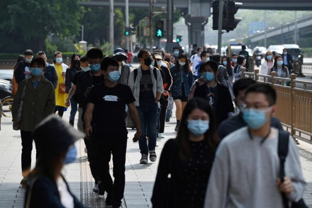  중국 베이징의 거리를 거니는 시민들/사진=연합뉴스