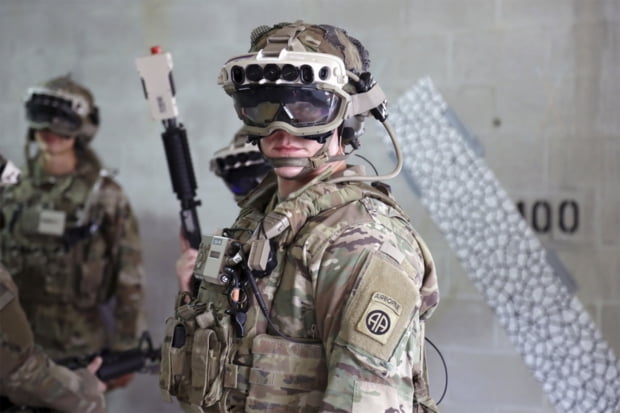 마이크로소프트(MS)가 미국 육군에 납품하는 ‘홀로렌즈’ 헤드셋. AR 기술을 활용해 전투환경 분석 능력을 향상시켜주는 장치다. / MS 제공