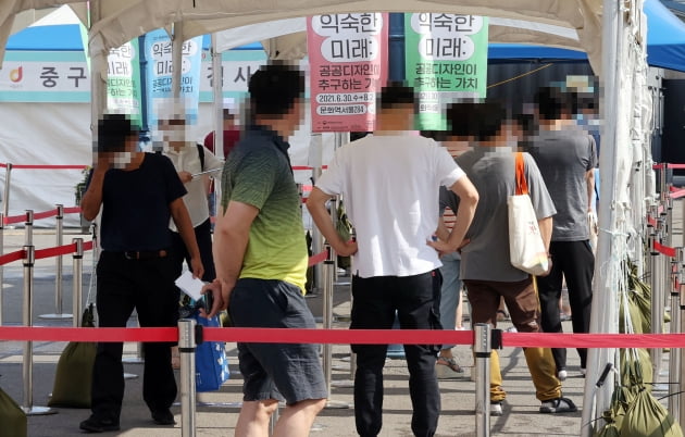 8월 16일 서울역 광장에 마련된 신종 코로나바이러스 감염증(코로나19) 임시 선별검사소에서 시민들이 검사를 위해 줄을 서고 있다./사진=연합뉴스