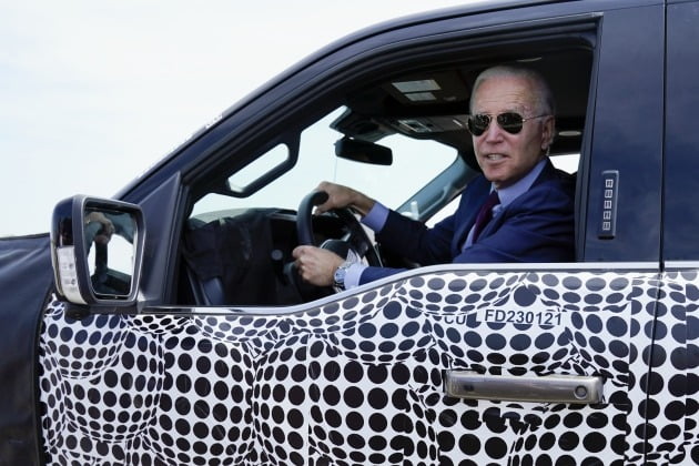 조 바이든 미국 대통령이 미시간주 포드 공장에서 전기차 산업 육성을 독려하기 위해 F-150 라이트닝 픽업트럭을 시승하고 있다. /AP 연합뉴스