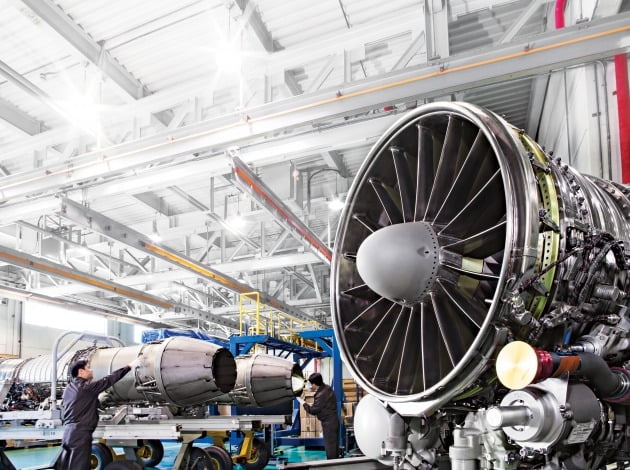 한화에어로스페이스 창원사업장에서 직원들이 항공 엔진을 검수하고 있다.  /한화에어로스페이스 제공