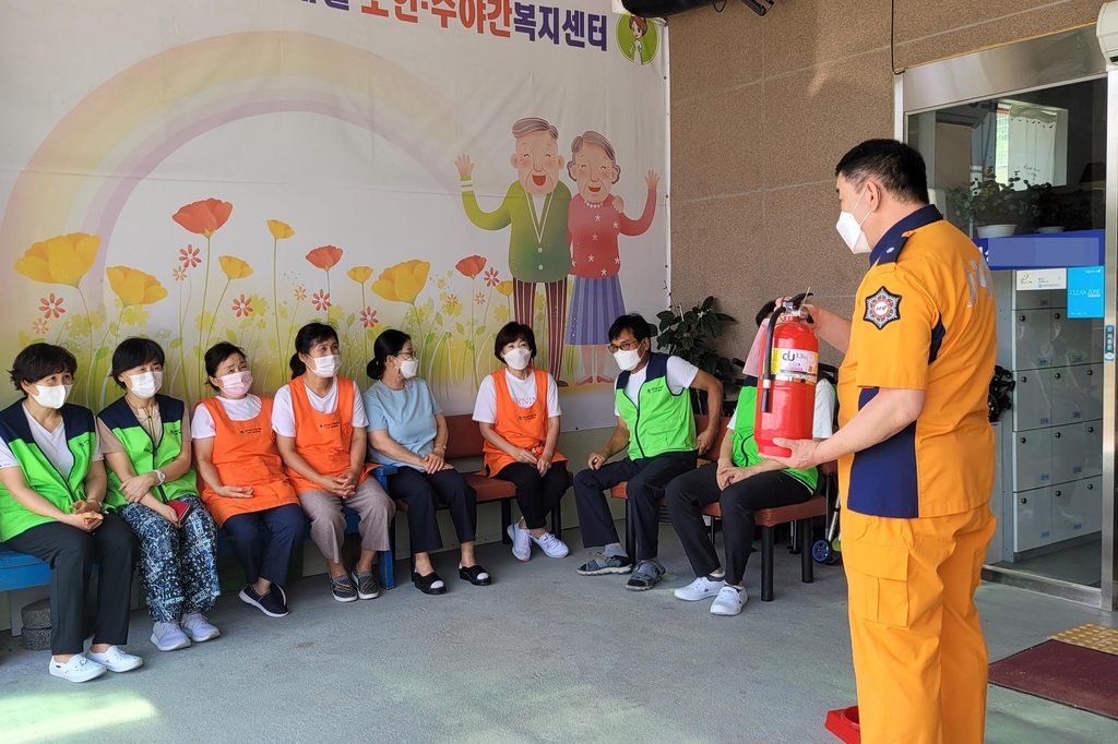 [#나눔동행] 퇴근길 요양시설서 노인들 대피 훈련하는 소방관 김병현씨