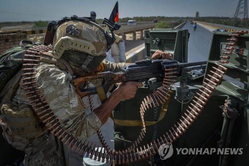 아프간 '아비규환'…탈레반과 전투에 홍수·대형 교통사고까지