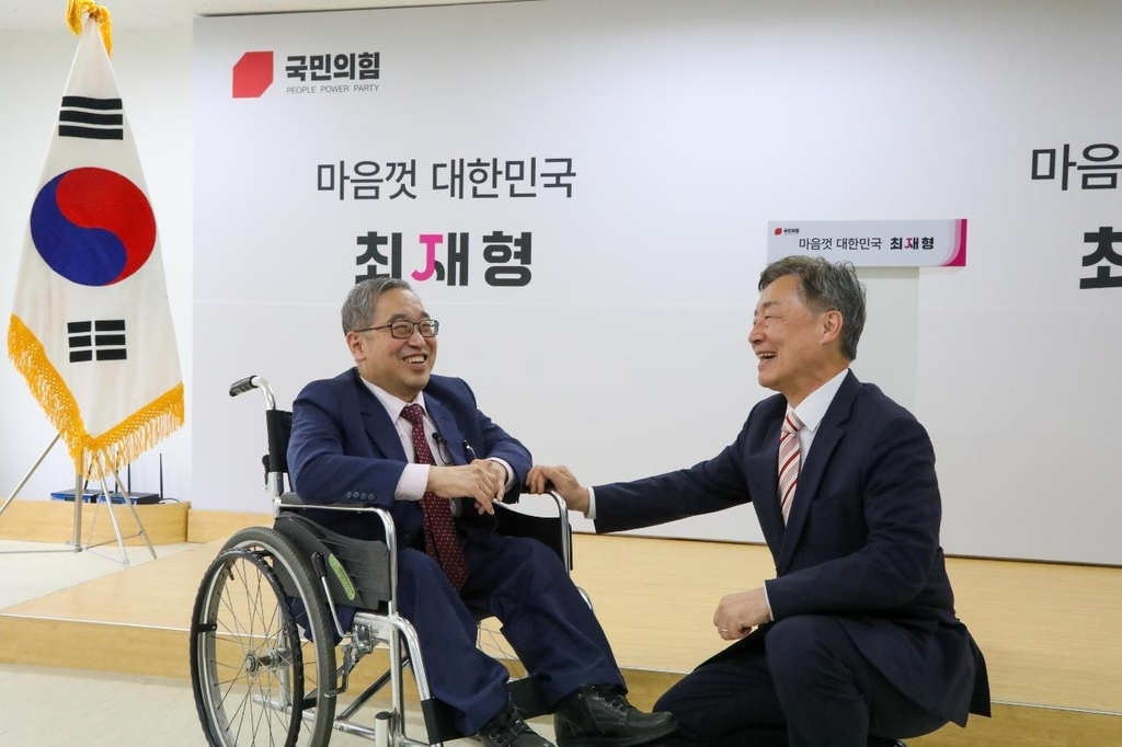 최재형 후원회장에 '업어서 등하교시킨 친구' 강명훈