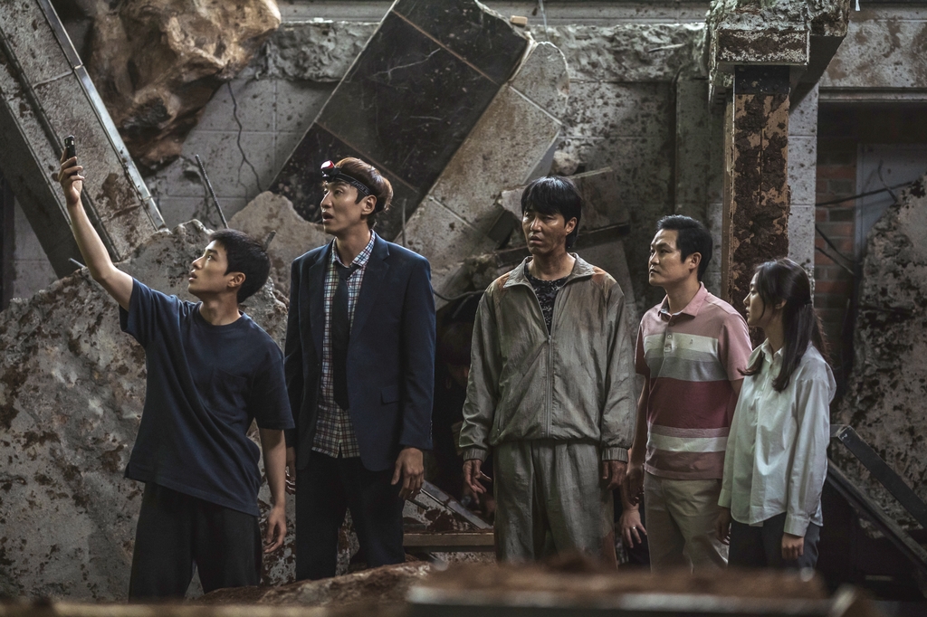 진흙부터 차오르는 물까지 땅속 고군분투…영화 '싱크홀'
