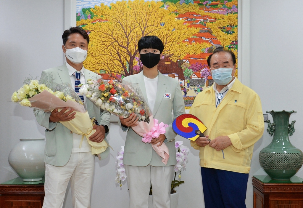 [올림픽] 모교 찾은 안산 "훌륭한 선수로 성장해 같이 운동하자"(종합)