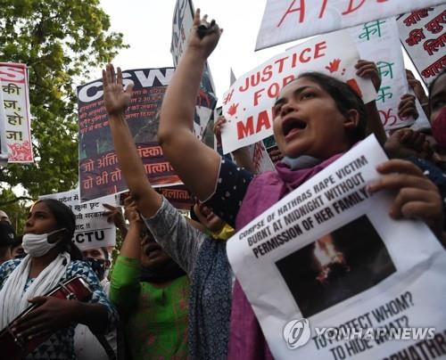 인도 하층민 9세 여아 집단 성폭행·살해에 '발칵'…연일 시위
