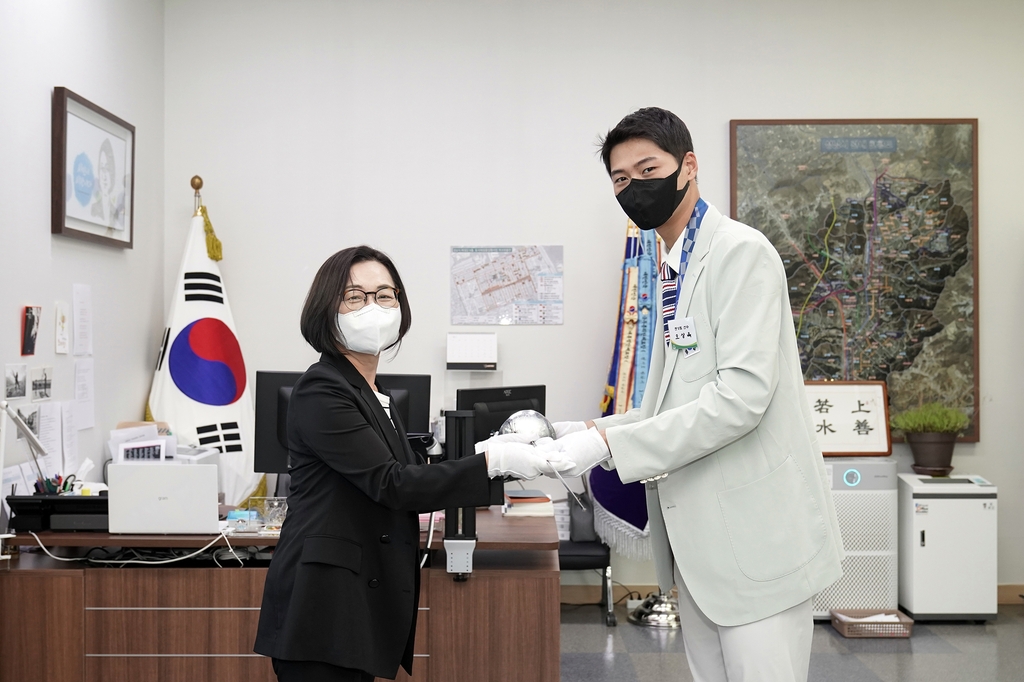 [올림픽] 성남시, 펜싱 금메달리스트 오상욱에 7천만원 포상
