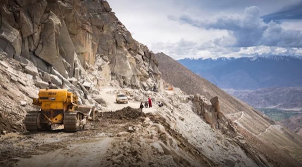 해발 5천900m 중국 국경 인근에 도로 건설한 인도…"세계 最高"