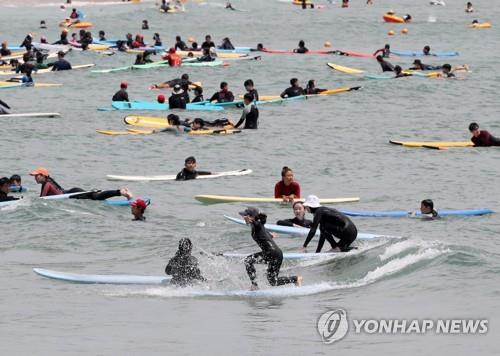 입추 폭염 못 견뎌 나왔지만…거리두기 연장에 눈치 보이는 피서