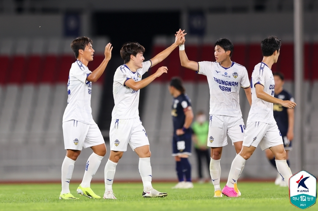 '김인균 멀티골' 충남아산, 10명 싸운 이랜드에 3-1 역전승