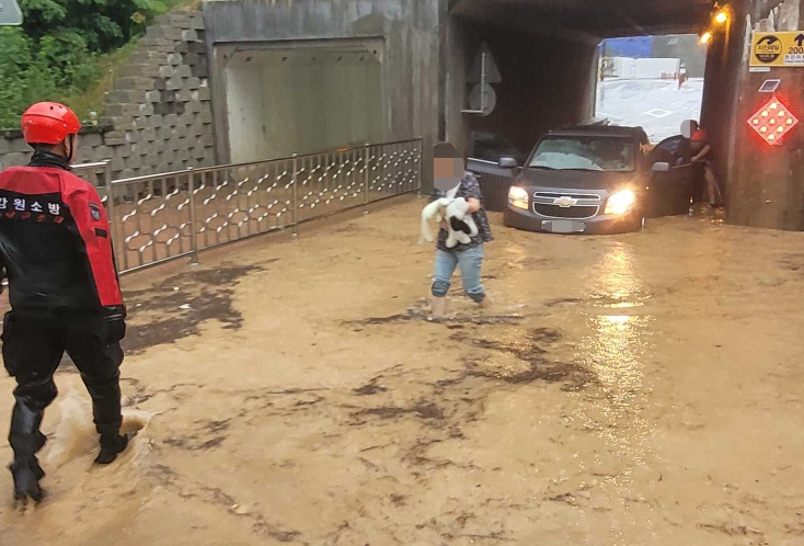 강원 고성 시간당 65㎜ 폭우…차량 침수로 고립 시민 5명 구조