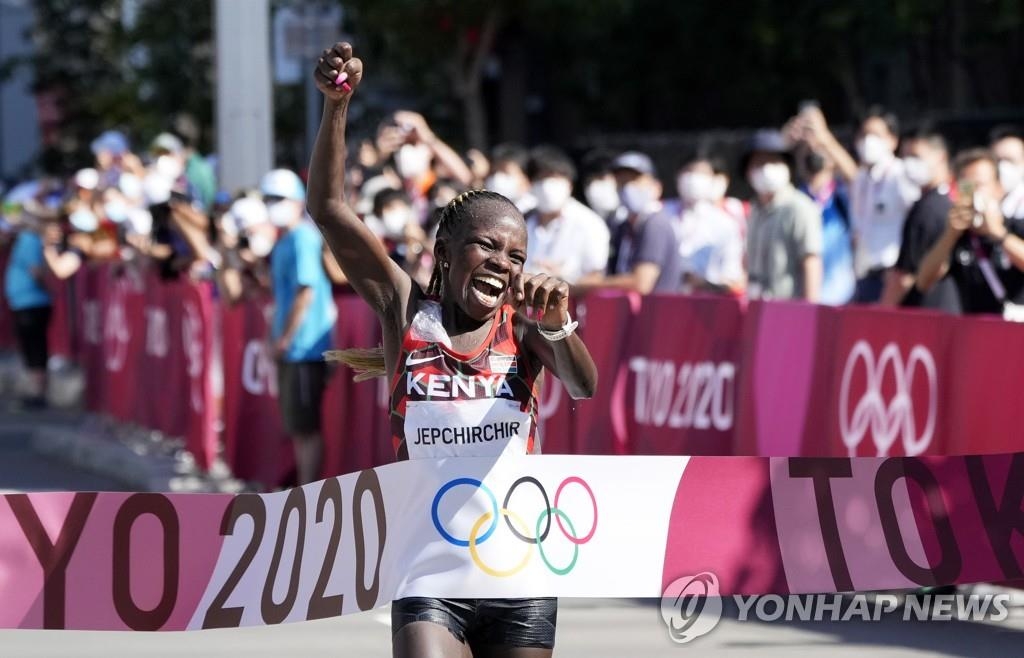-올림픽- 케냐 국민, 킵초게 마라톤 2연패에 '환호'