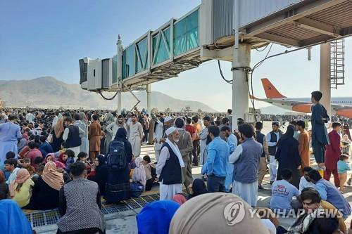 '아수라장' 카불 공항 민항기 '올스톱'…"미군 발포에 일부 사망"