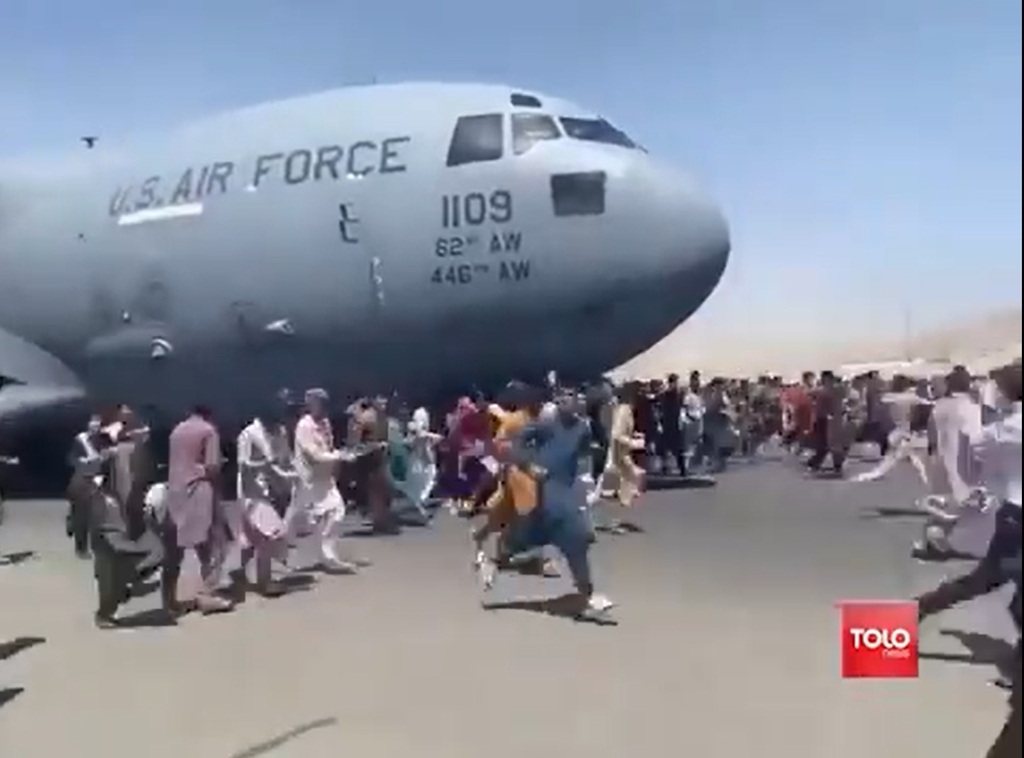 탈출인파로 '아수라장' 카불 공항…민항기·군용기 '올스톱'(종합)