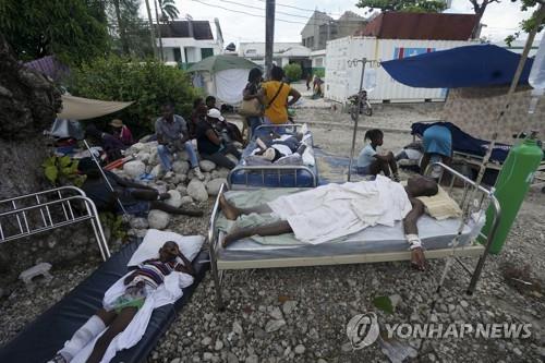 "진통제 놔달라" 절규, 길바닥서 치료 대기…아이티 지진 참상