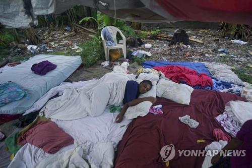 "진통제 놔달라" 절규, 길바닥서 치료 대기…아이티 지진 참상