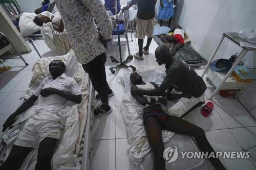 "진통제 놔달라" 절규, 길바닥서 치료 대기…아이티 지진 참상