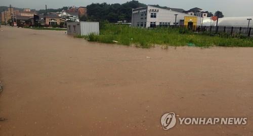 순식간에 물바다 된 도로…주민들 "물길 원래대로 회복 시급"