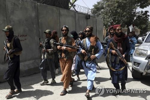 탈레반, 아프간 국기 앞세운 시위대에 발포…"2명 사망"