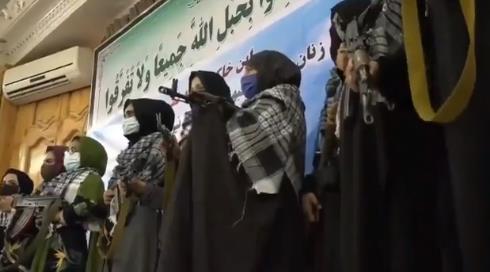 탈레반이 아무리 총을 겨눠도…겁내지 않는 아프간 여성들
