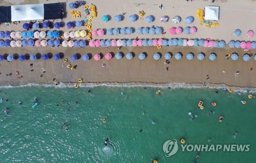 짧은 장마 덕…4차 대유행에도 경남 해수욕장 피서객 ↑