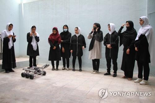 미국 11명 아이 어머니, 아프간 '소녀 로봇팀' 10명 극적 구조