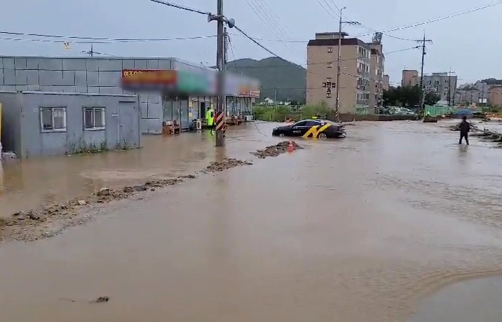 건물 외장재 떨어지고 하천 범람…인천서 호우·강풍 피해