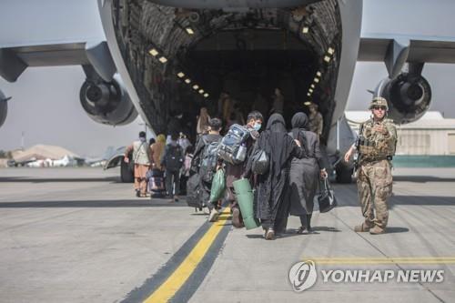 아프간 인구 절반 원조 의존…카불공항 의료구호품 수송 차질