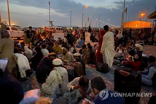 러, 군용기 4대로 아프간서 자국민 등 500명 실어와(종합)