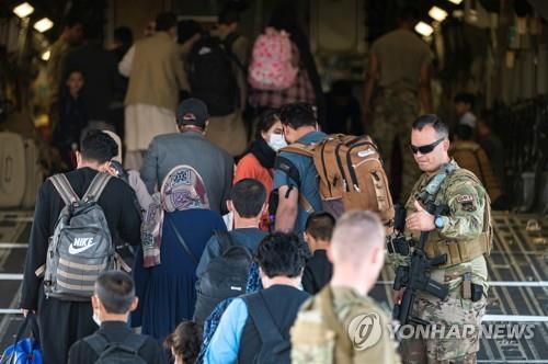 [카불 엑소더스] ① 닫히는 아프간 탈출구…'구명선 타자' 장사진