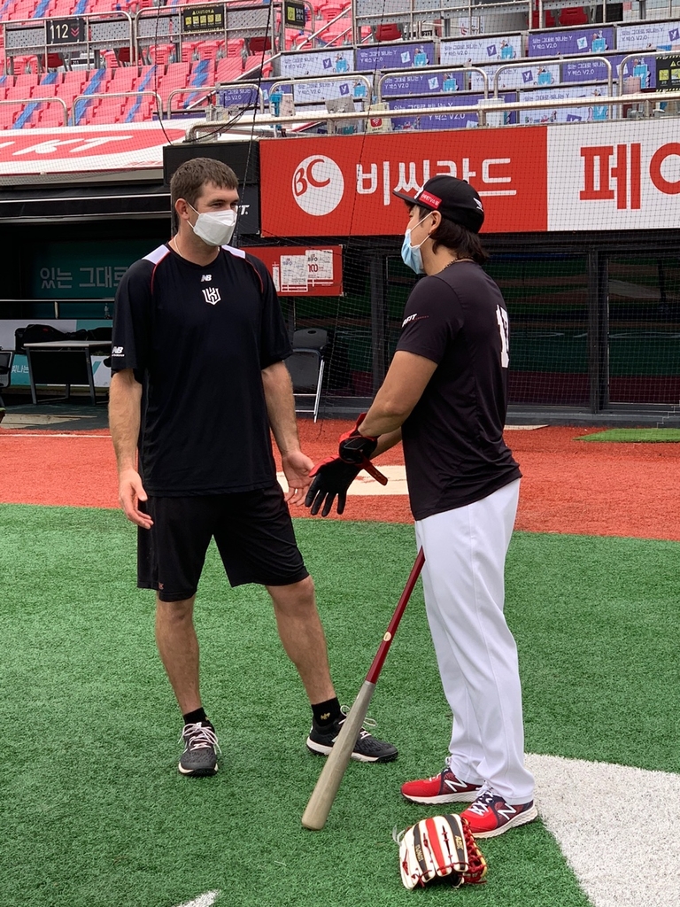 'MLB 텍사스 동료'…한국에서 다시 만난 추신수와 호잉