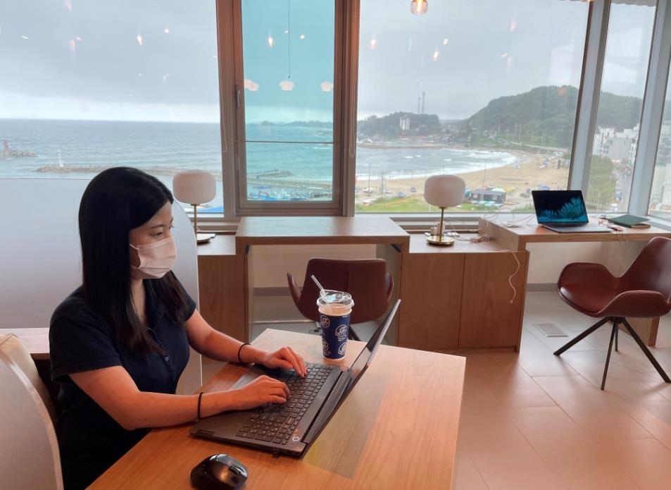"파도타기해안 호텔로 출근"…한화생명, 일하는 방식 '혁신'