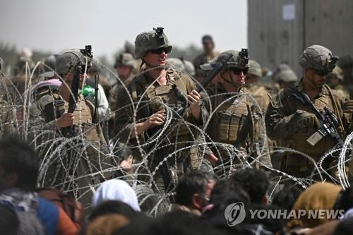 아프간 카불공항 밖 대형폭발로 사상자 발생…"자살폭탄 추정"