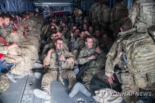 미군 등 철수시한 임박 카불공항…탈레반 "넘겨받을 준비"