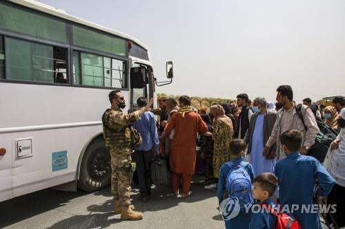 미군 등 철수시한 임박 카불공항…탈레반 "넘겨받을 준비"
