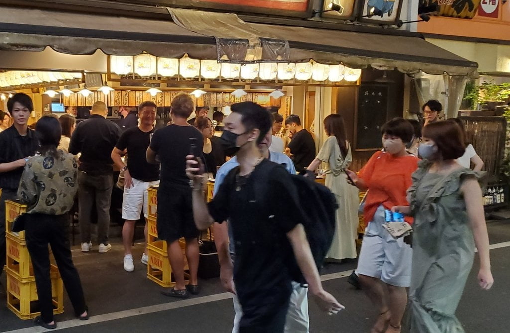 일본 음식점 술 판매 통제 안돼 …긴급사태에 록다운 요구도