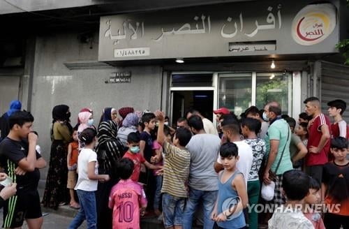 레바논 최악의 경제난…주유소·빵집 `북새통`