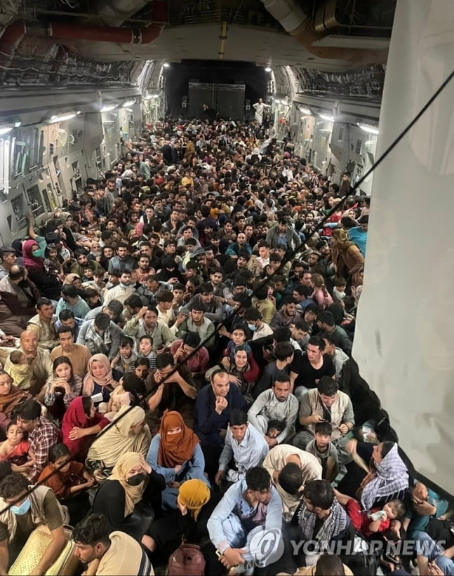 혼돈의 아프간…화물처럼 포개진 640명 `필사의 탈출`