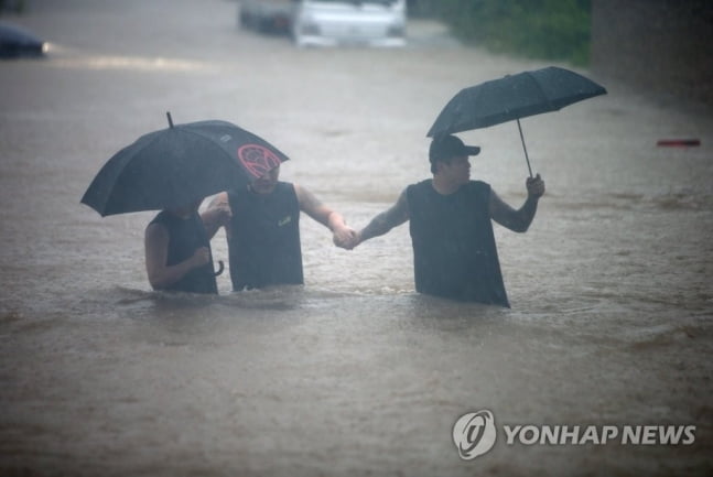 게릴라성 호우에 강릉 물바다…"내일까지 강한 비"