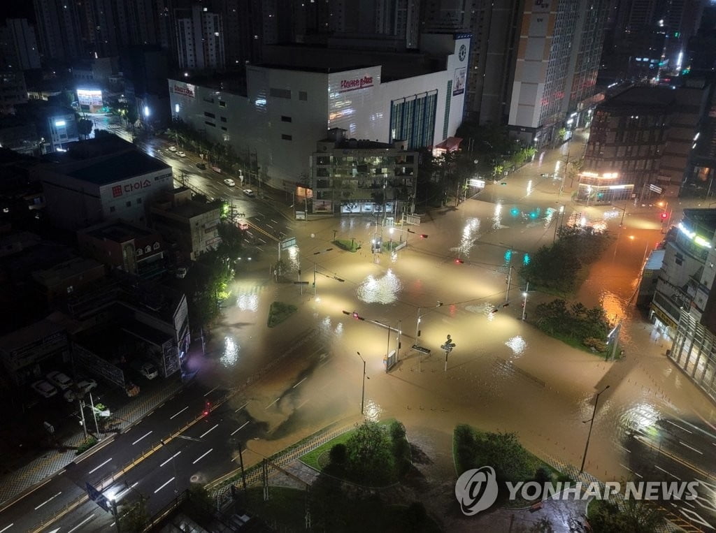 `오마이스` 물폭탄 뿌리고 동해로…침수피해 잇따라