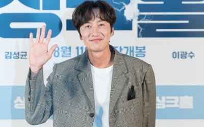 '싱크홀' 이광수 "김성균, 실제 재난 닥치면 누워서 살아남을 것"