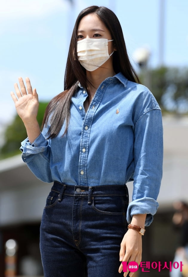 [TEN 포토] 정수정 '손 흔드는 인형'