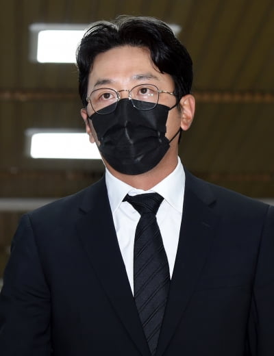 [TEN 포토] '프로포폴 불법 투약 혐의' 하정우 '무거운 발걸음'