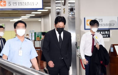 [TEN 포토] '프로포폴 불법 투약 혐의' 하정우 '첫 재판 출석'