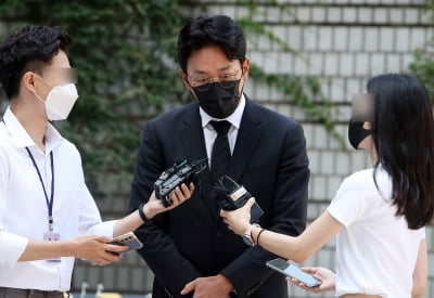 [TEN 포토] '프로포폴 불법 투약 혐의' 하정우 '질문을 경청하는중'