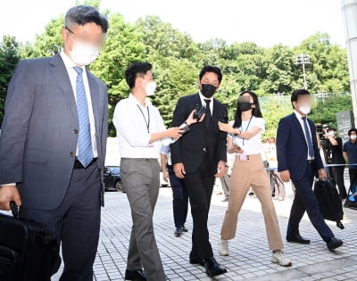 [TEN 포토] '프로포폴 불법 투약 혐의' 하정우 '변호사와 법원으로'
