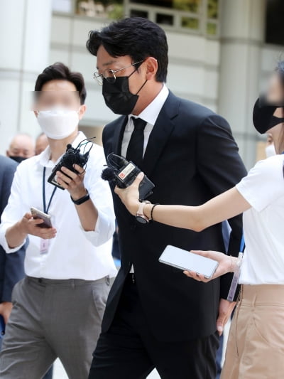 [TEN 포토] '프로포폴 불법 투약 혐의' 하정우 '굳은 표정으로'