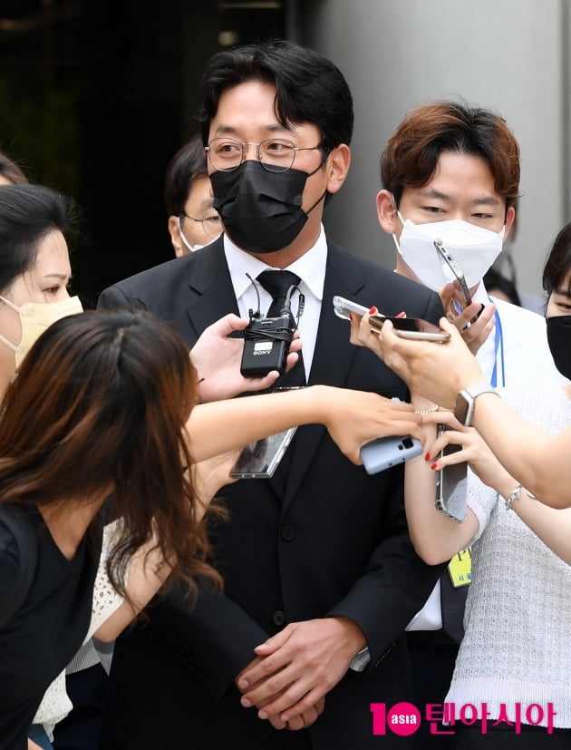 [TEN 포토] '프로포폴 불법 투약 혐의' 하정우 '공손하게 두손 모으고'