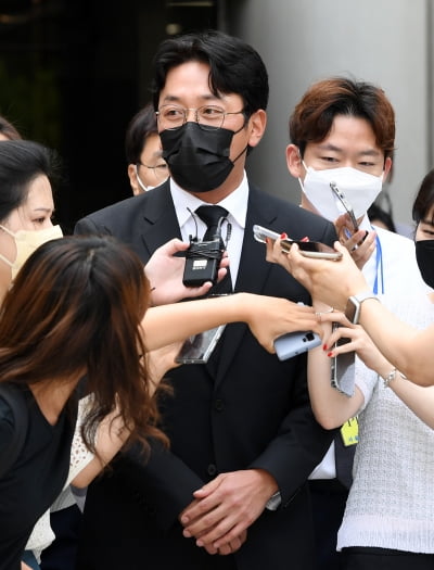 [TEN 포토] '프로포폴 불법 투약 혐의' 하정우 '공손하게 두손 모으고'